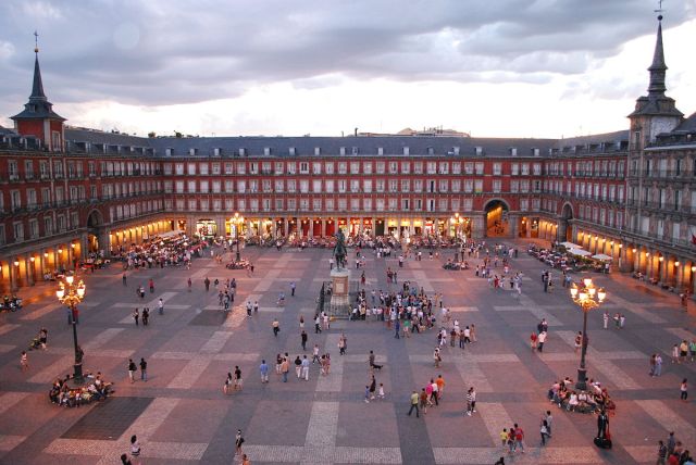 1200px-Plaza_Mayor_de_Madrid_06